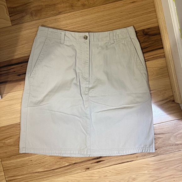 LL Bean Knee Length Khaki Skirt Back Split Beige Sz 8 Petite Outdoor Preppy Golf - Picture 1 of 3